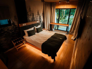 MOON VALLEY COMARNIC