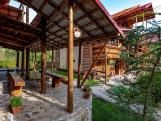 Pensiunea Raiul de pe Rau ( Moroeni)