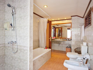 Royal Island Resort and Spa