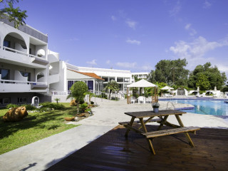 Happy Days (Adults Only 16+) - Tholos