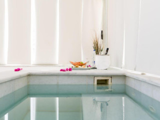 Antinea Suites Spa Hotel (Kamari Santorini)