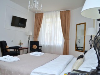 MID CENTRAL RESIDENCE.