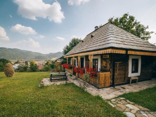 . Pensiunea LA ROATA