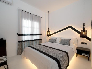 Divelia Hotel (Perissa Santorini)