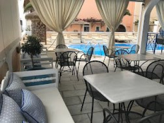 Diskouri Art Villas (Kamari Santorini) 