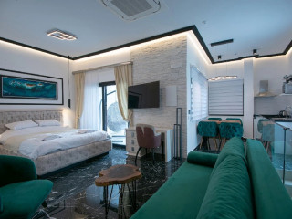 Lazar Lux Beach Walk Apartment Suites 