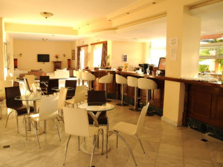 CHRISPY WORLD HOTEL (K)