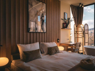 MOON VALLEY COMARNIC