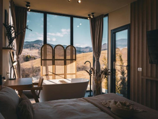 MOON VALLEY COMARNIC