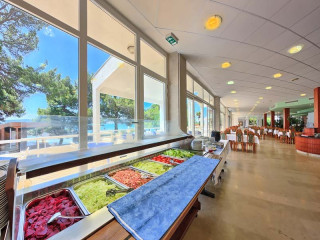 RESNIK TOURIST RESORT (Kastel Stafilic)