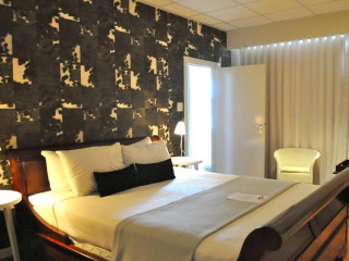 Holland House Beach Hotel 