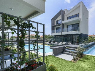 Serenity Suites, Nikiti