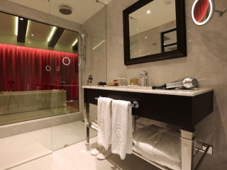 Charisma De Luxe Hotel