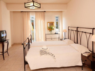 Lambrinos Suites (K)