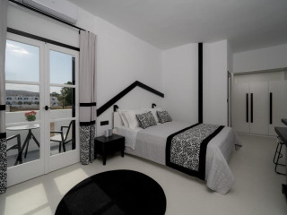 Divelia Hotel (Perissa Santorini)