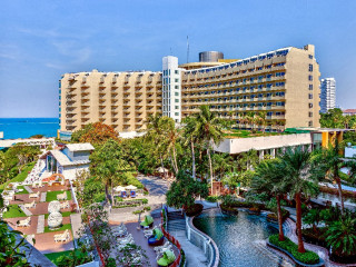 Royal Cliff Beach (R)