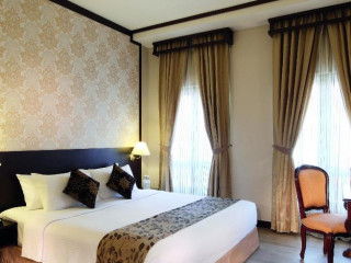 Village Hotel Albert Court