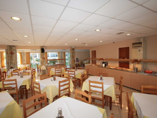 Village Inn Studios & Family Apartments