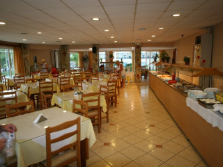 Village Inn Studios & Family Apartments