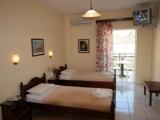 VILLAGE INN STUDIOS & FAMILY APARTMENTS