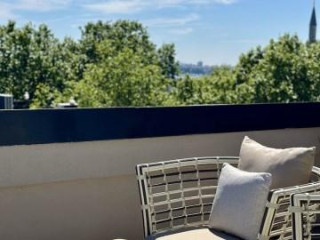 Weingart Suites Hotel