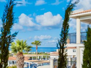 WELLCLUB FAMILY WELLNESS & SEA VIEW SUITES