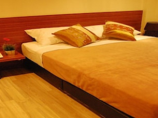 WHITE HOUSE ASOKE SUKHUMVIT 18