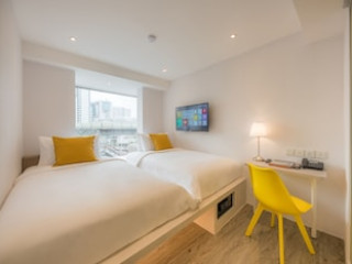 YELLO ROOMS VICTORY MONUMENT