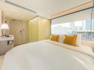 YELLO ROOMS VICTORY MONUMENT