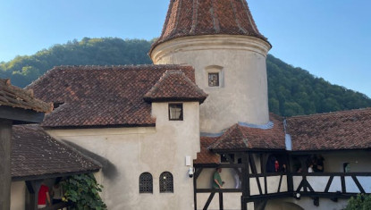 o zi cat o vacanta - mausoleul de la mateias – cheile si pestera dambovicioara – castelul bran 1