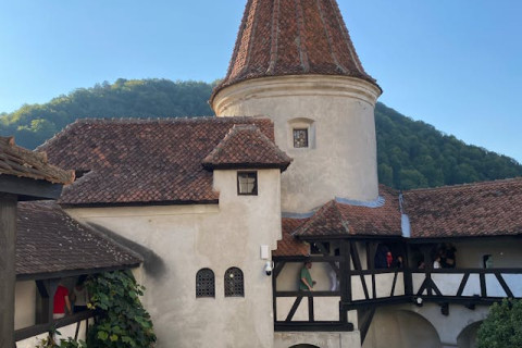 O zi cat o vacanta - Mausoleul de la Mateias – Cheile si Pestera Dambovicioara – Castelul Bran