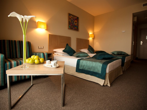 Azalia (St.Constantin:E) 4*