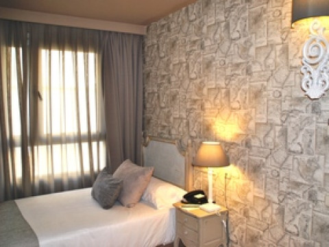 VINCCI LYS HOTEL