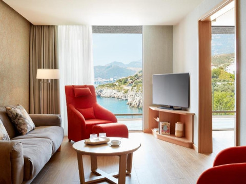 Maestral Resort & Casino