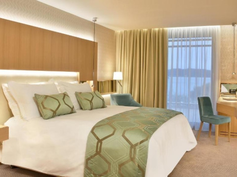 Maestral Resort & Casino