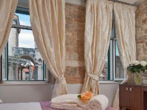 ANTIQUE SPLIT LUXURY ROOMS