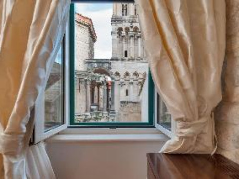 ANTIQUE SPLIT LUXURY ROOMS