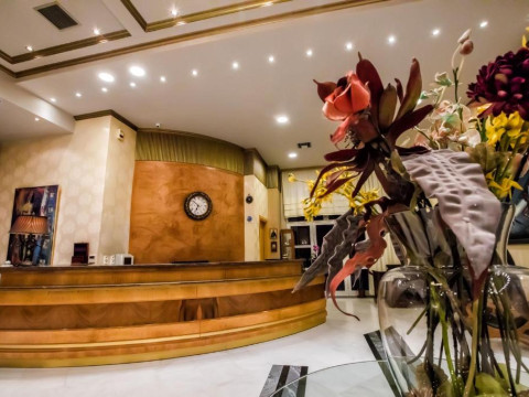 KOUROS HOTEL DRAMA