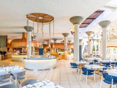 VICTORIA BEACHCOMBER RESORT & SPA