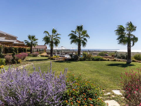 Akrolithos Luxury Suites