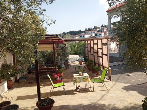 EFFIE#039;S MAISONETTE WITH DETACHED STUDIO