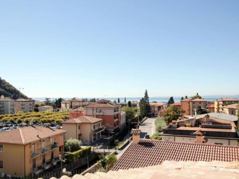 APARTMENT IN GARDA NEAR SHOPPING