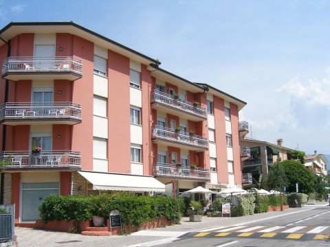 APARTMENT IN GARDA NEAR SHOPPING