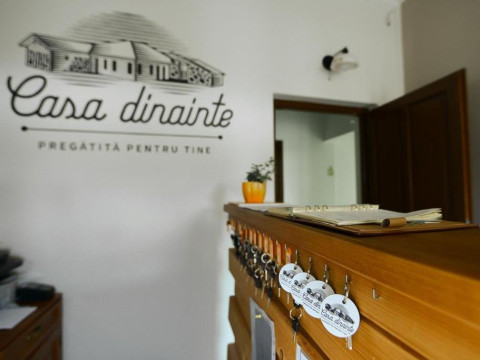 . Casa Dinainte