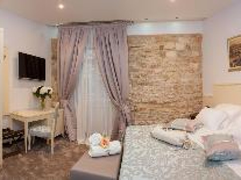 ANTIQUE SPLIT LUXURY ROOMS