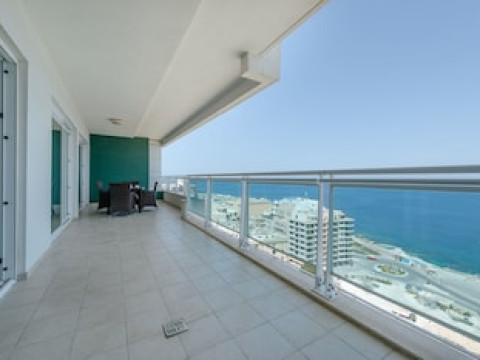 SEAFRONT LUXURY APARTMENT WITH POOL