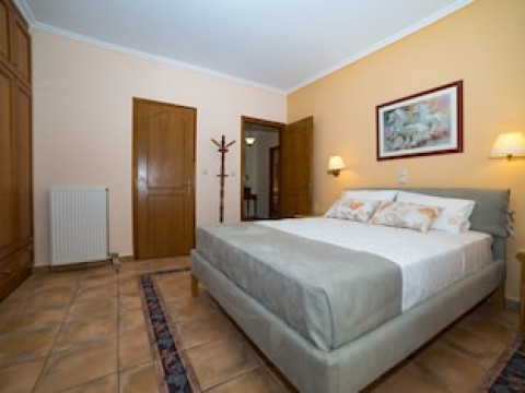 ANDREOLAS LUXURY SUITES