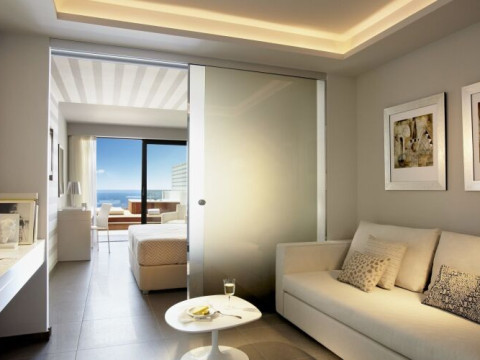 Lichnos Beach Hotel  Suites