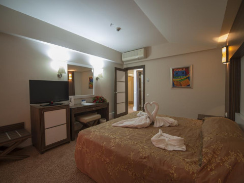 CRYSTAL FAMILY RESORT & SPA