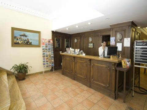 HOTEL GOLDEN CROWN